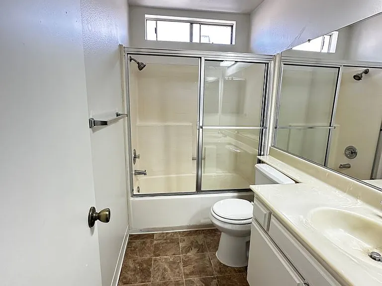 445 E Tujunga Ave — Photo 15