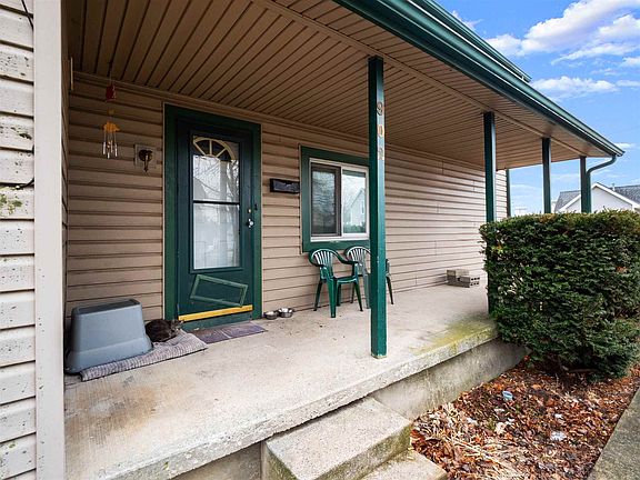 3rd image of 902 Woodlawn Ave