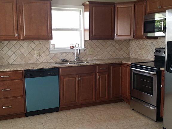4th image of 1221 E Freeport St