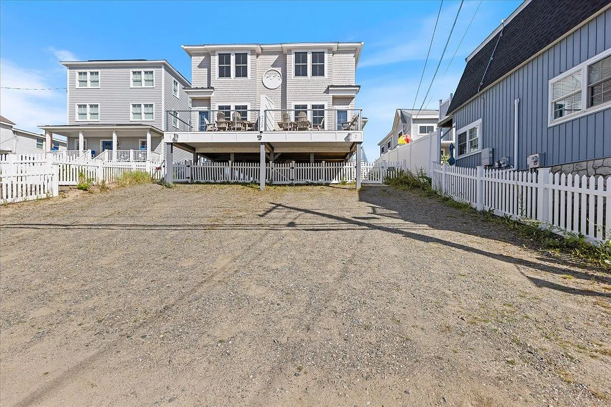 3 bed, 3.0 bath, 2256 sqft, $7,000 — Photo 2