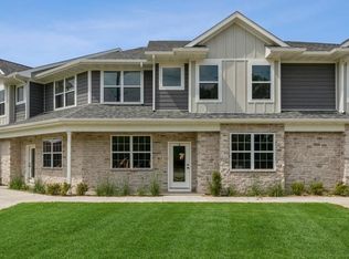 810 E Foster Rd, Iowacity, IA 52245