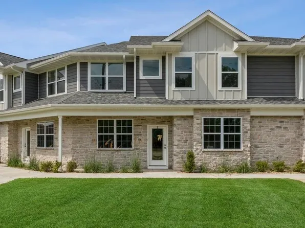 812 E Foster Rd, Iowacity, IA 52245