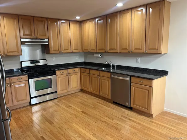 82 Lakeview Drive, Manorville, NY 11949