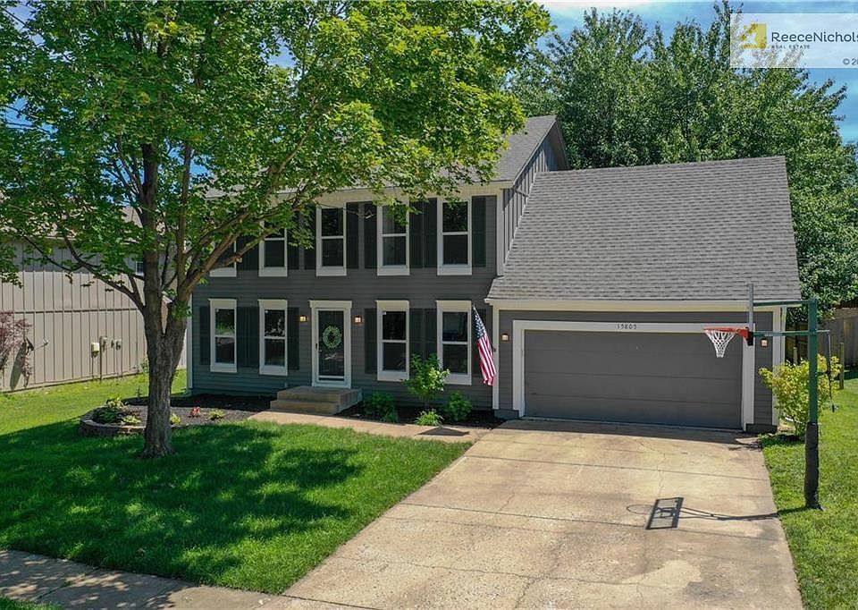 2 Story Colonial on Cul de Sac Lot!