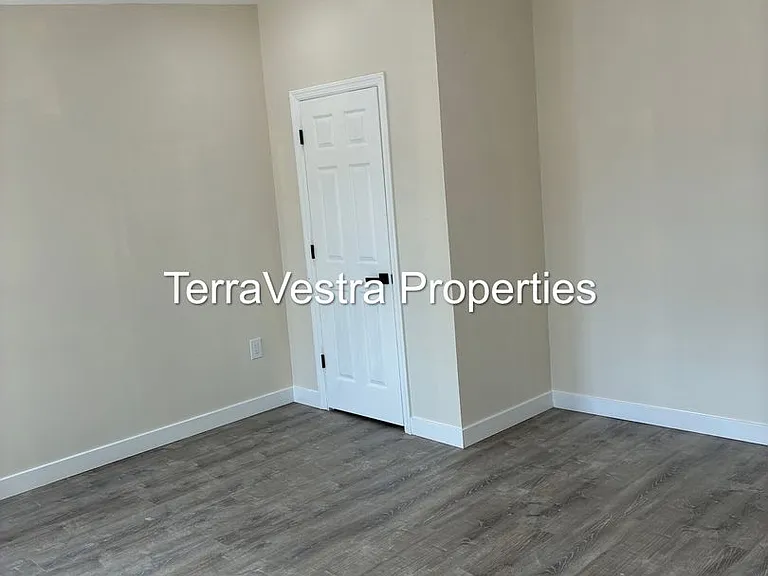 216 Broadway — Photo 13