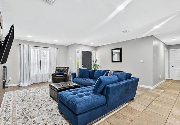 4th image of 1513 Redbud Ave