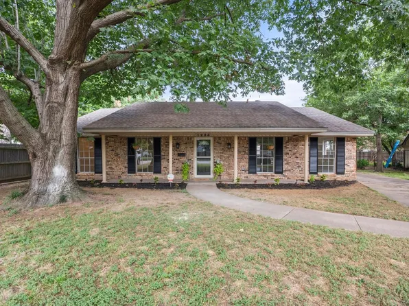 1233 Academy Ct, Arlington, TX 76013