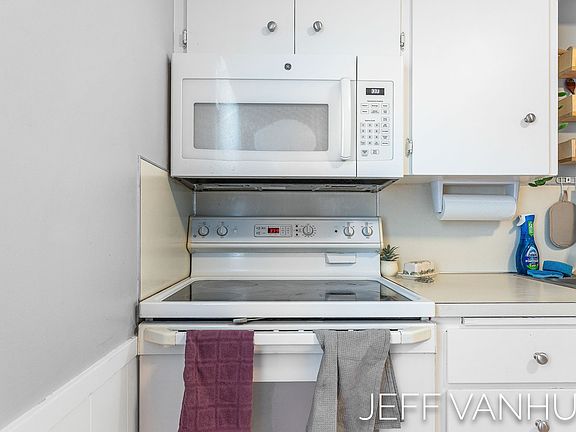3rd image of 47 W 32nd St #47