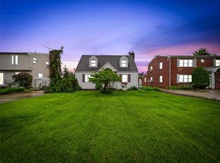 2 Gables Dr, Hicksville, NY 11801