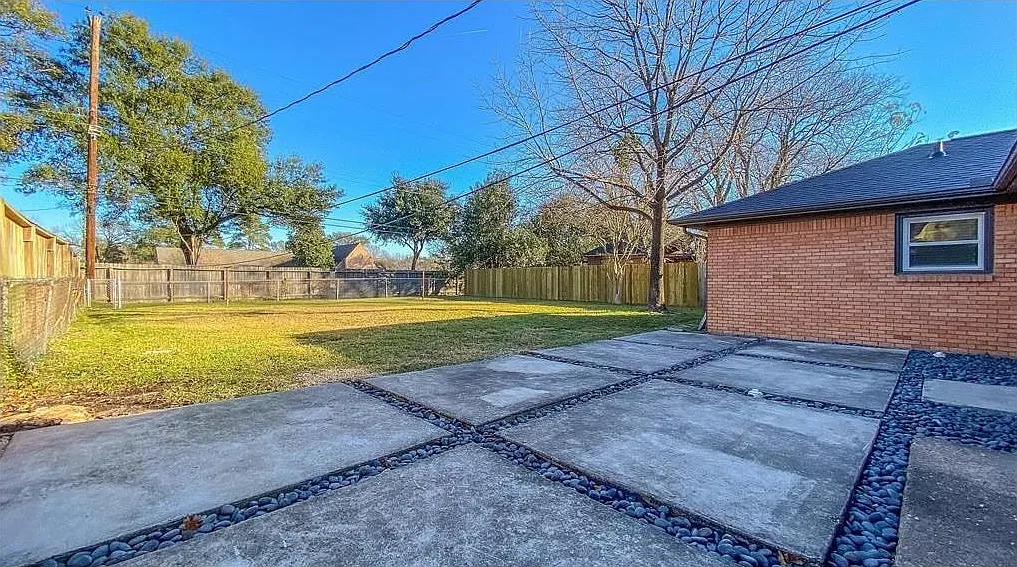 3 bed, 1.0 bath, 1008 sqft, $1,900 — Photo 3