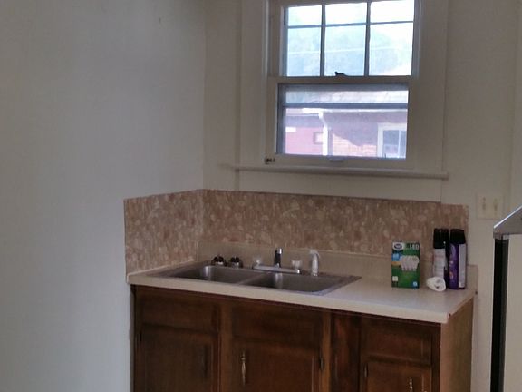 3rd image of 1623 Maple Ave