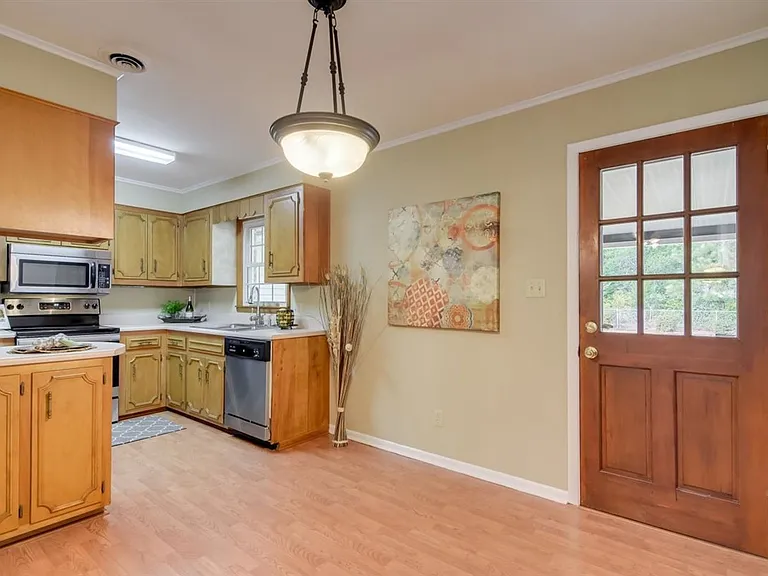 3649 Lynnwood Dr — Photo 9