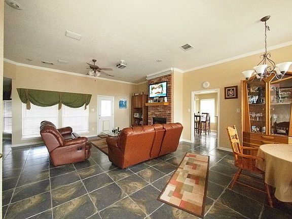 3rd image of 705 Paintbrush Dr