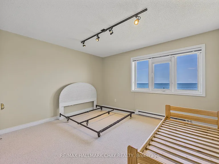 2653 Leonard St — Photo 29