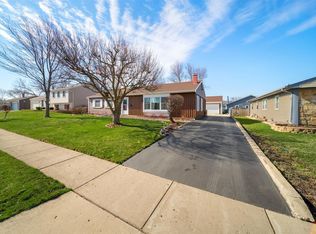 909 Roxbury Ln, Schaumburg, IL 60194