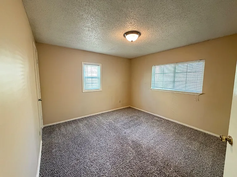 888 Evergreen Ave — Photo 4