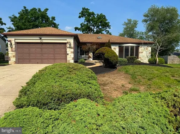 4 W Brook Dr, Cherry Hill, NJ 08003