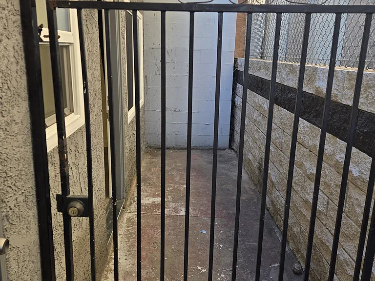 139 W Manchester Blvd #6 — Photo 8