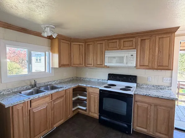406 6th St, Myrtle Point, OR 97458