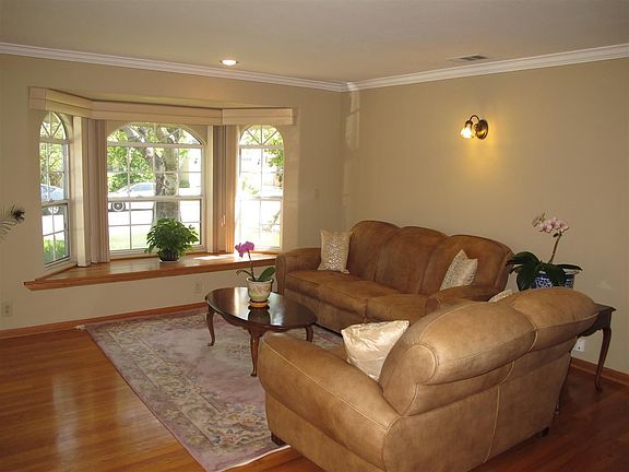 5th image of 317 E Floral Ave