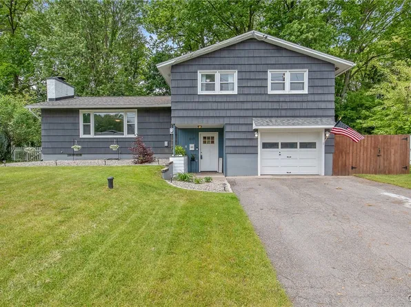 217 Park Ln, North Syracuse, NY 13212