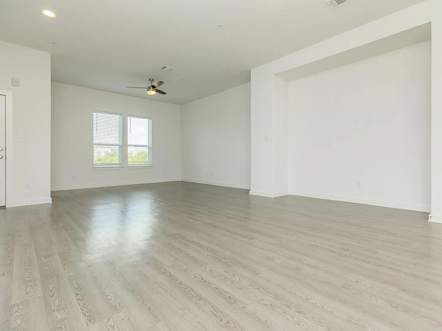 3 bed, 1900 sqft, $1,995 — Photo 4