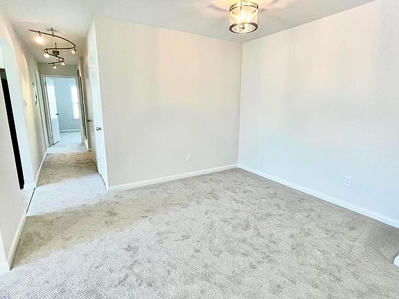 4th image of 162 Pinetree Court
