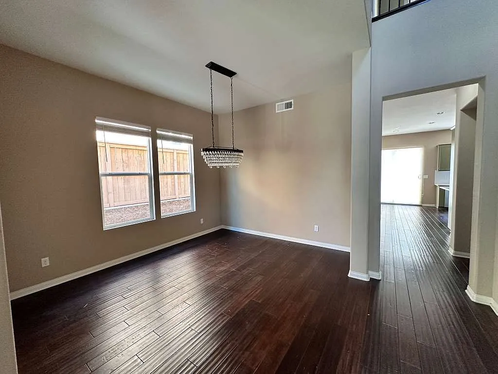 5 bed, 2825 sqft, $5,800 — Photo 3