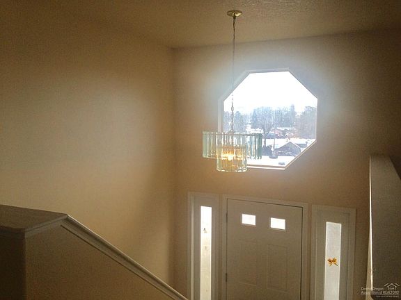 4th image of 811 NE Hillside Way