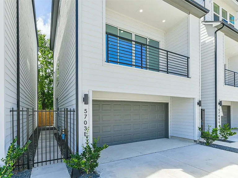 5703 Balbo St #F — Photo 2