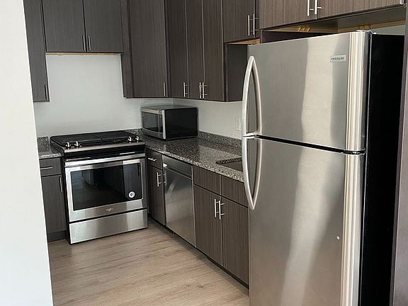 3rd image of 712 4th St SE #7341630