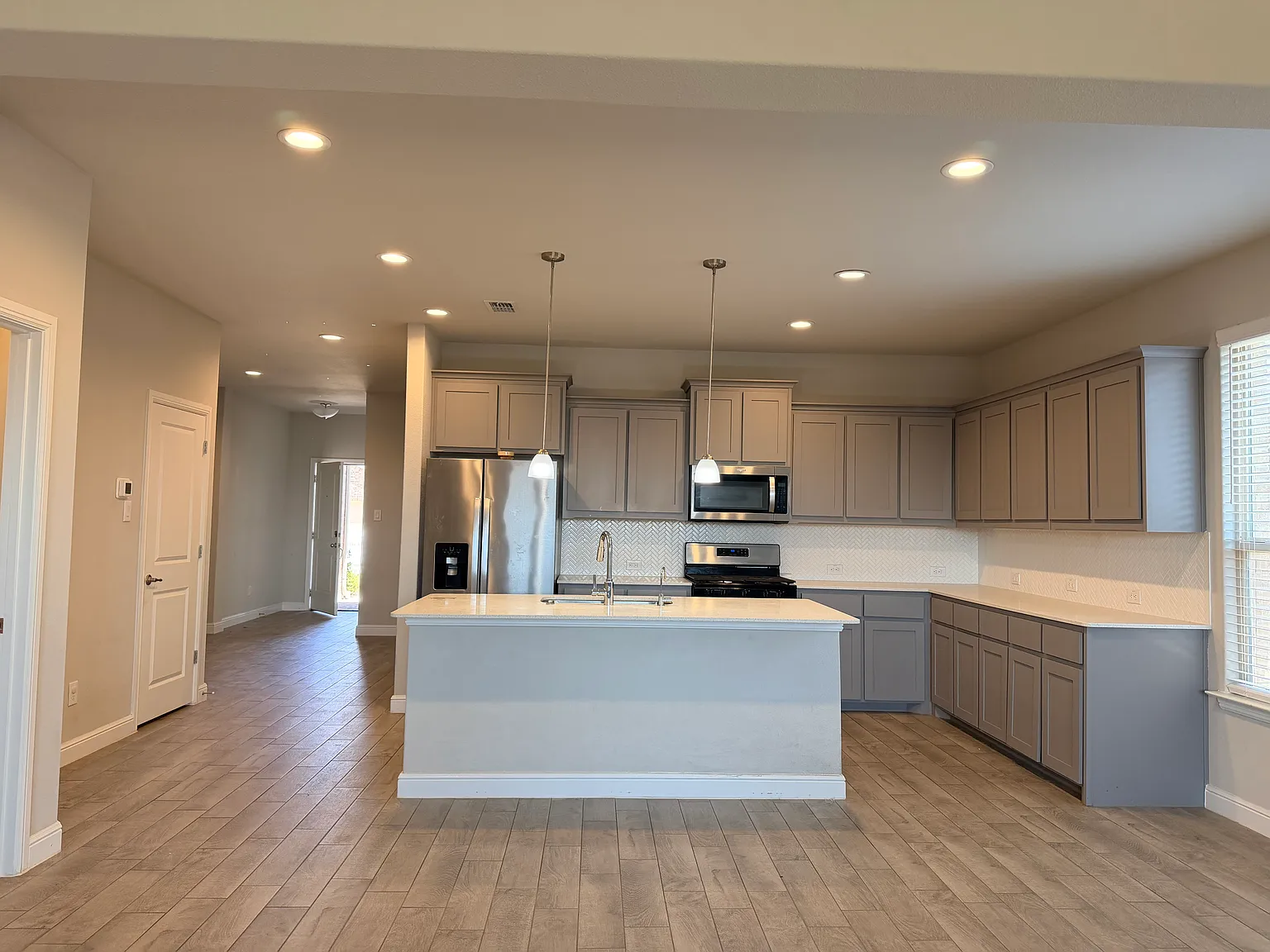 4 bed, 2186 sqft, $2,400 — Photo 4