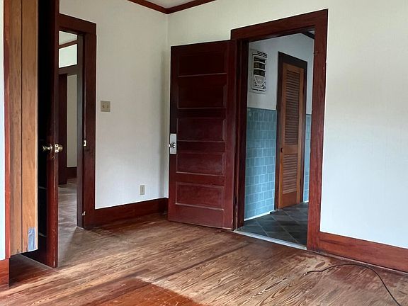 3rd image of 410 Bank Ave