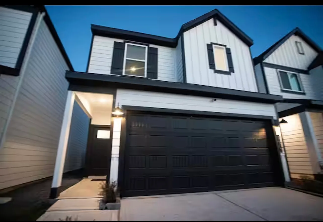 4 bed, 2.5 bath, 2054 sqft, $2,700 — Photo 1