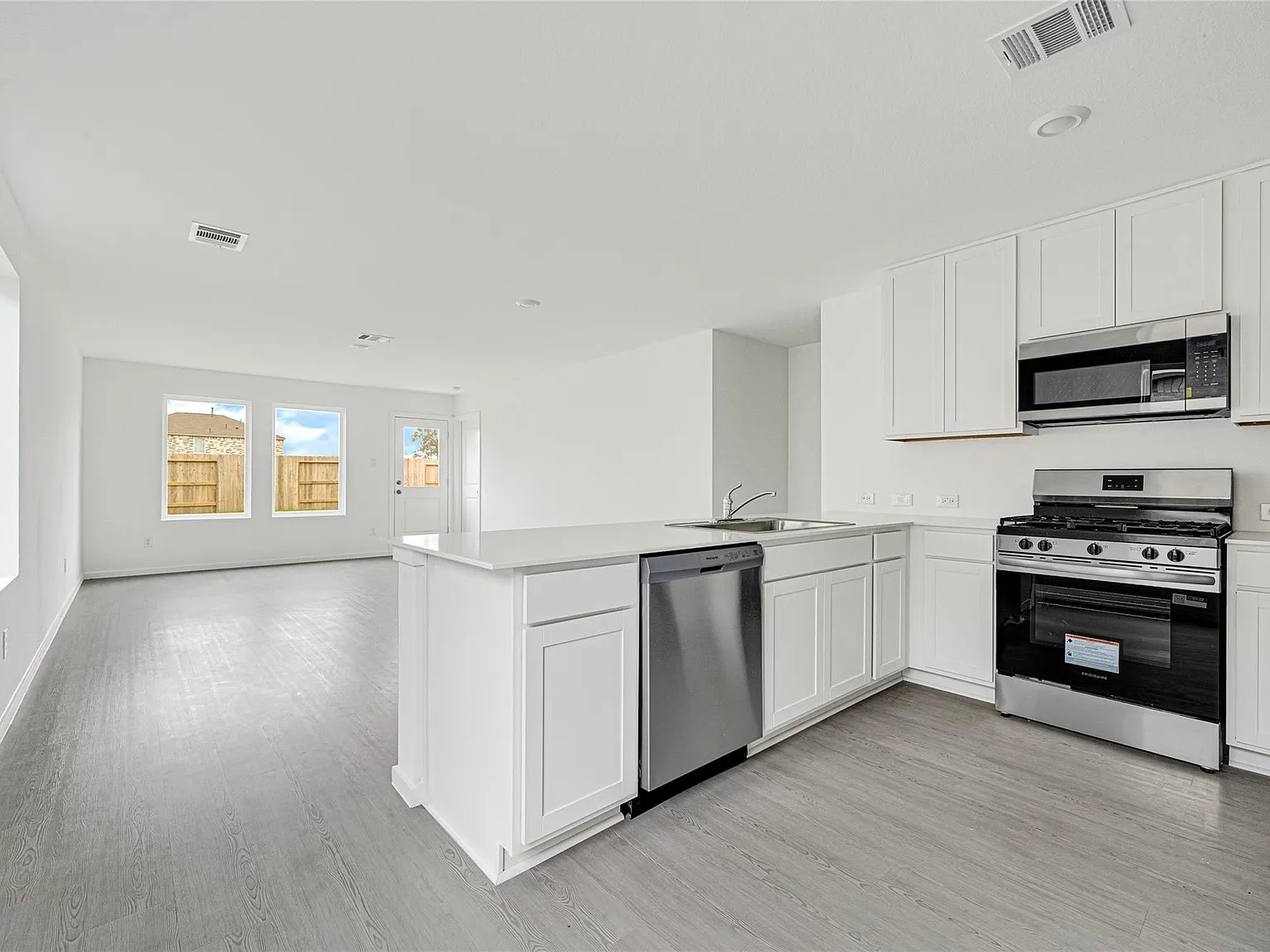 3 bed, 2.0 bath, 1311 sqft, $1,600 — Photo 4