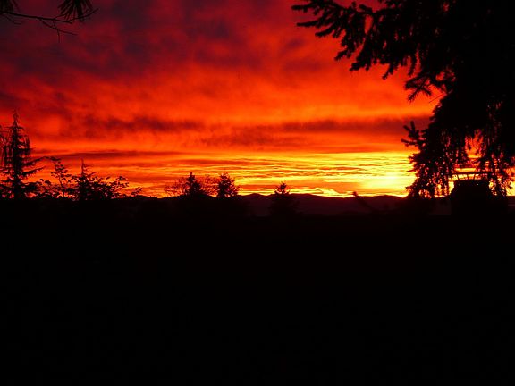 Beautiful sunrise views of Cascade mountains
