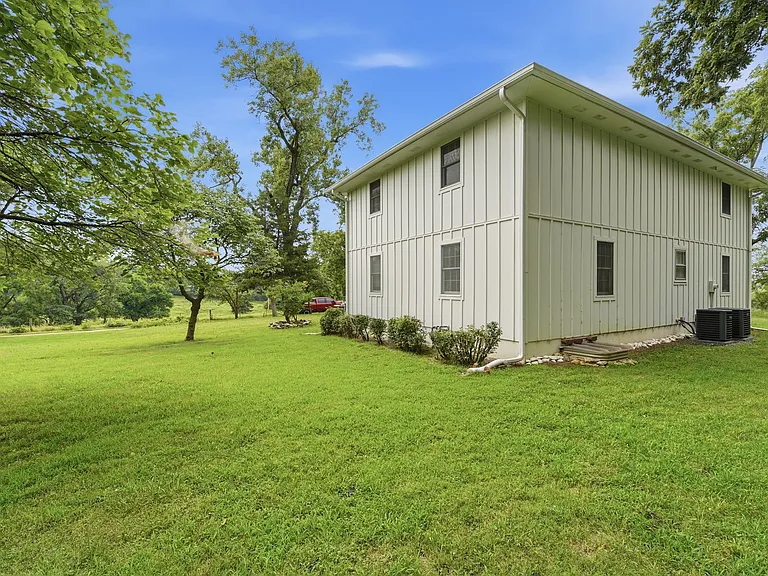 10200 Grandview Rd — Photo 36