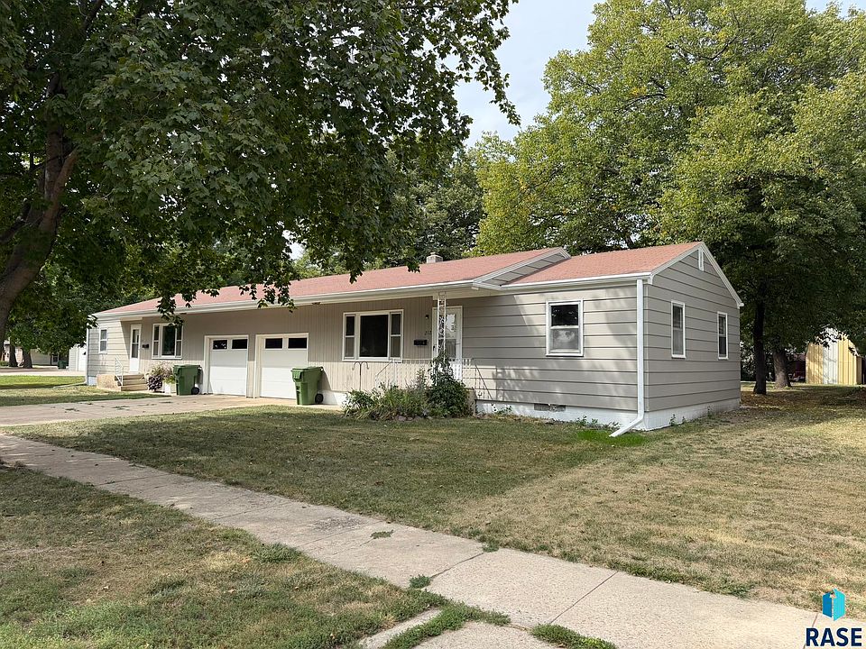 1st image of 210 E 3rd St