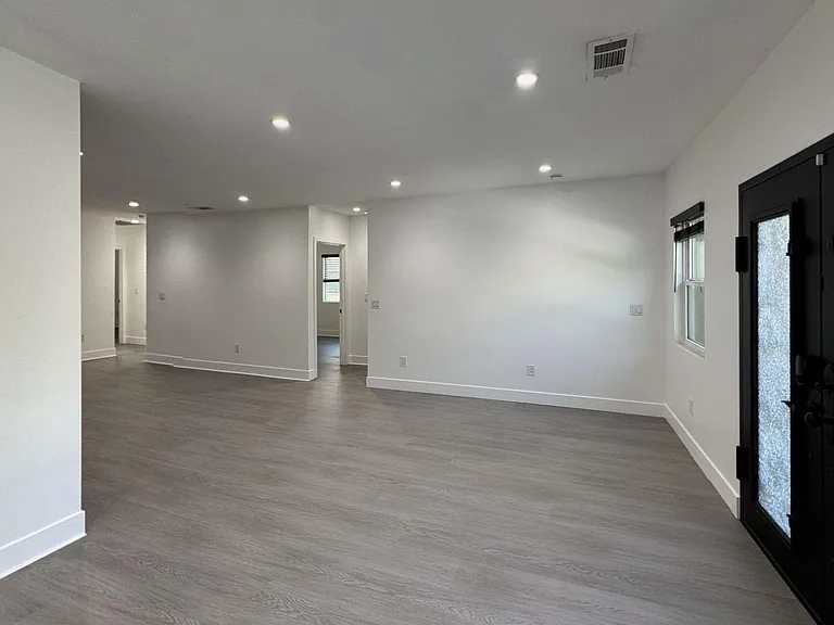 1206 N Alexandria Ave — Photo 3