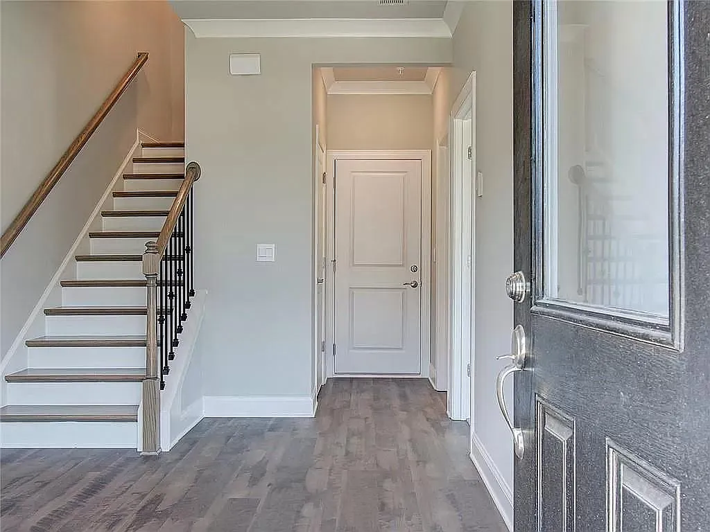 514 Hampton Ct — Photo 1