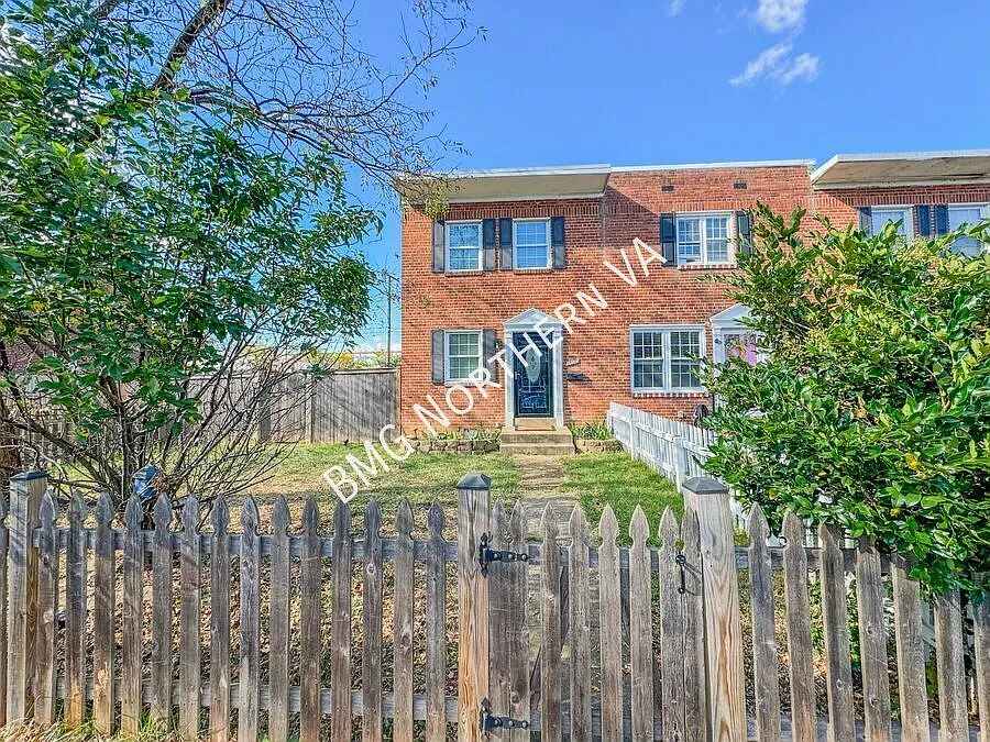 Gorgeous 3 Bed 1.5 Bath End-Unit Brick Townhome With Fenced Yard In Hume Springs — Photo 2
