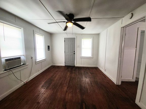 3rd image of 1009 Fall St