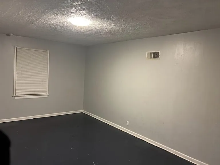 7470 Sharon Dr — Photo 2