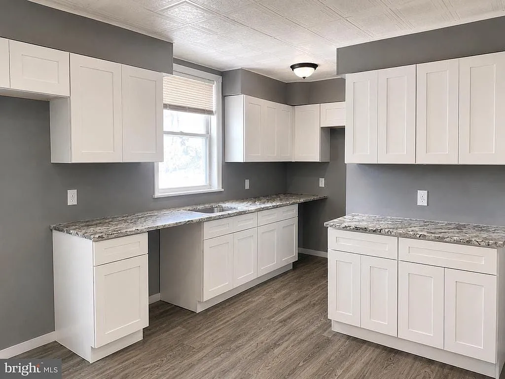 3 bed, 3.5 bath, 3323 sqft, $2,400 — Photo 2
