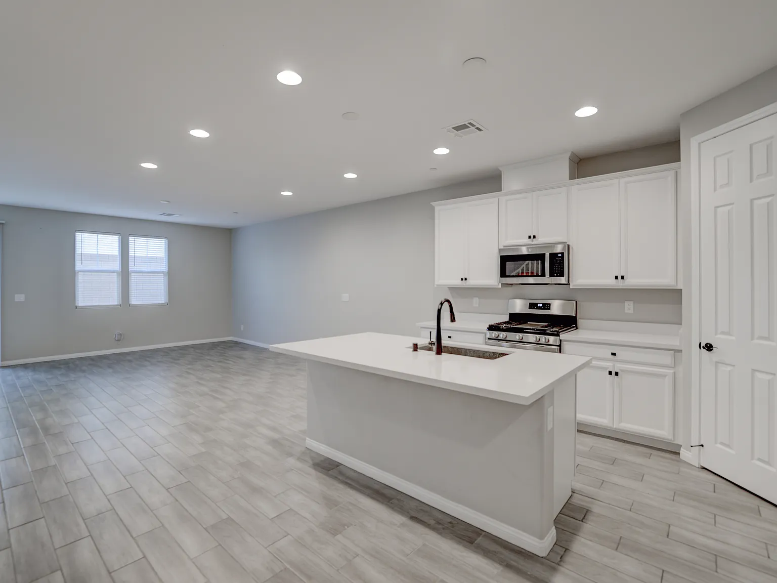 3 bed, 2.5 bath, 2167 sqft, $2,500 — Photo 2