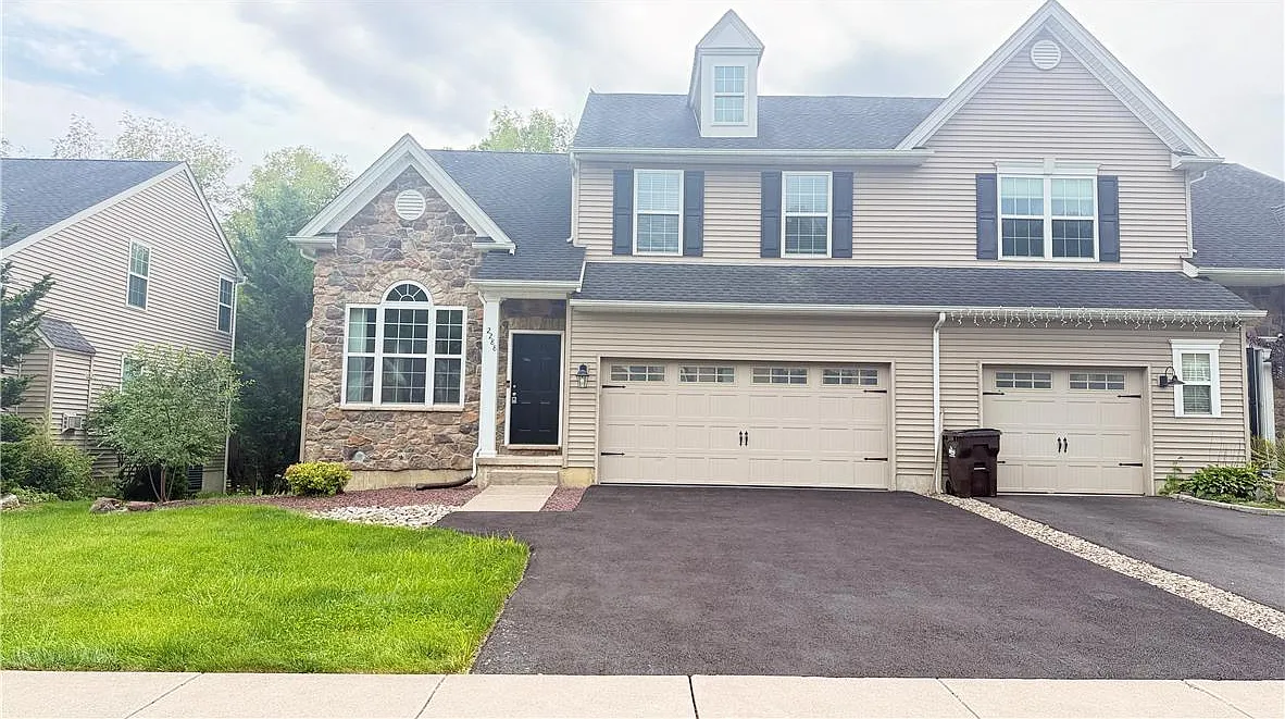 3 bed, 2.5 bath, 1930 sqft, $2,600 — Photo 2