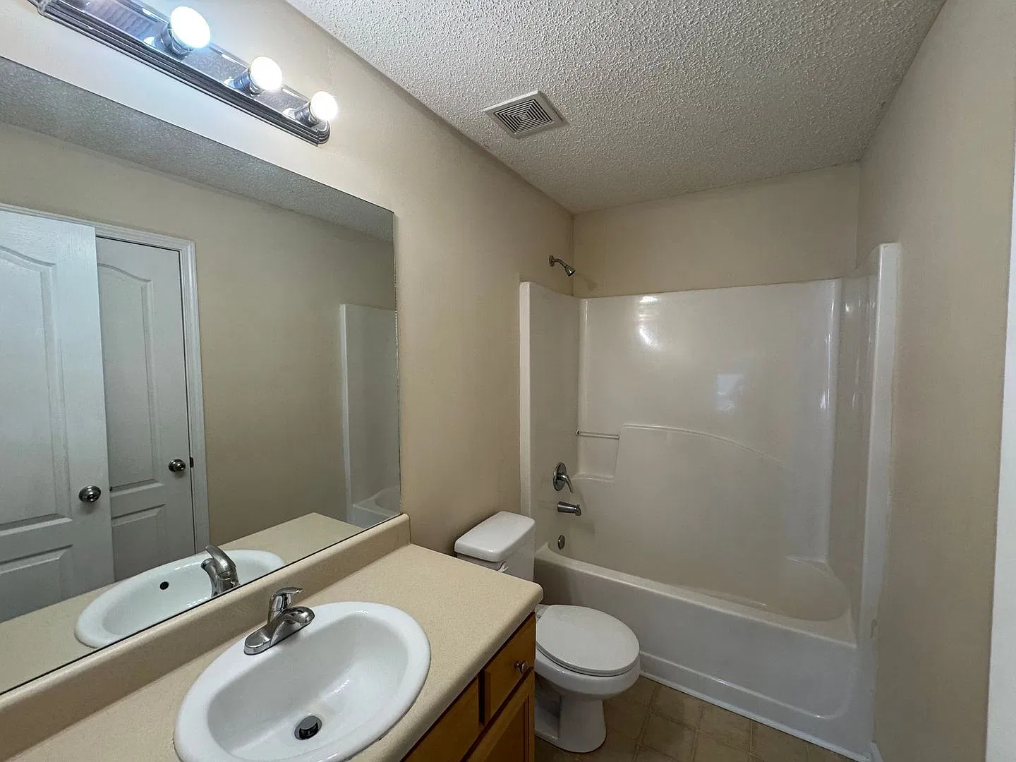 Bridgewater Home! Pre-Leasing For August 1 2027! Save $1,072.50 Upfront When You Sign A Lease Today! — Photo 4
