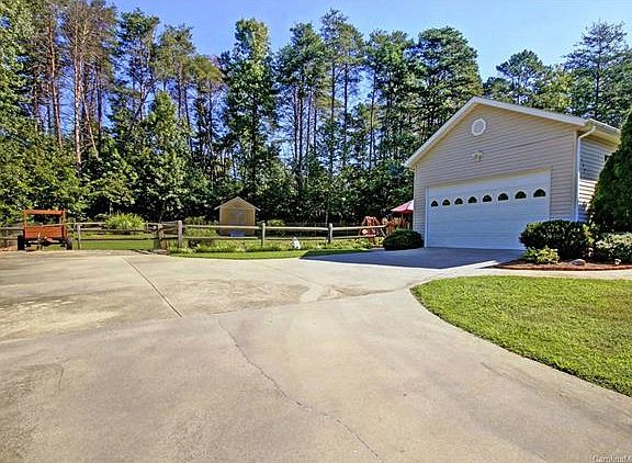 3rd image of 142 Hidden Oak Dr
