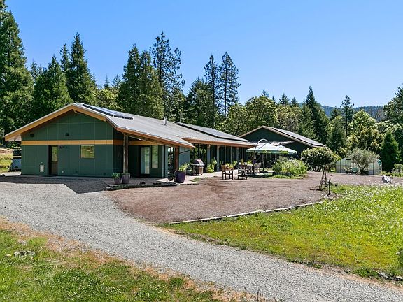 3rd image of 1104-1106 Upper Cow Creek Rd