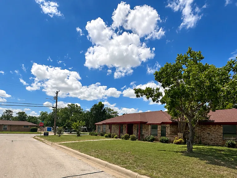 2401 Stephen Lee Dr — Photo 2